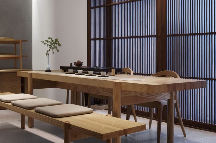 The table and chair of "Horizontal Line" made by American ash