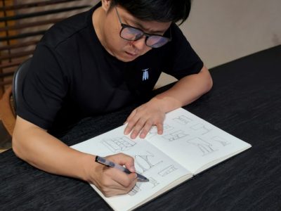 赵云在工作室中绘制设计草图
